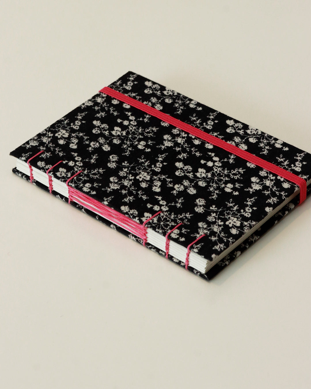 Agendina 2026 fiorellini bianchi su blu scuro (mix copta-francese con elastico)