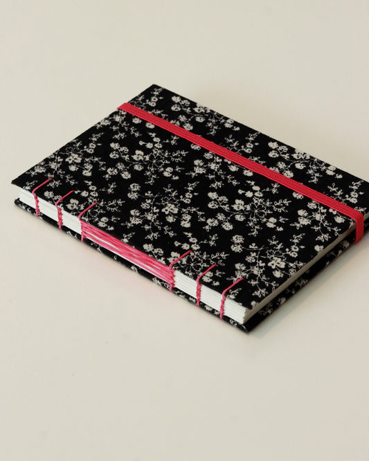 Agendina 2026 fiorellini bianchi su blu scuro (mix copta-francese con elastico)