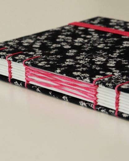 Agendina 2026 fiorellini bianchi su blu scuro (mix copta-francese con elastico)