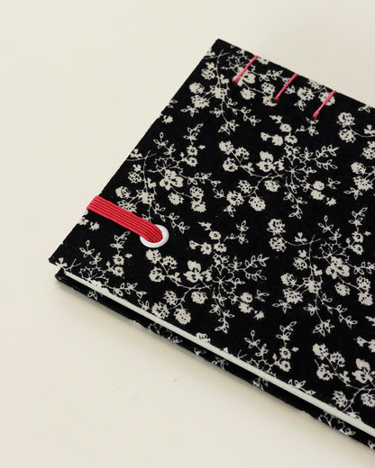 Agendina 2026 fiorellini bianchi su blu scuro (mix copta-francese con elastico)