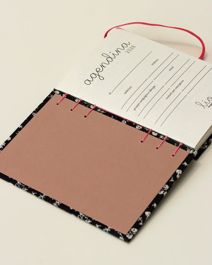 Agendina 2026 fiorellini bianchi su blu scuro (mix copta-francese con elastico)