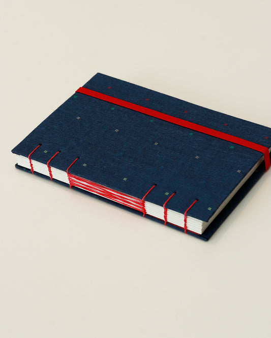 Agendina 2026 blu con pois ricamati colorati (mix copta-francese con elastico)