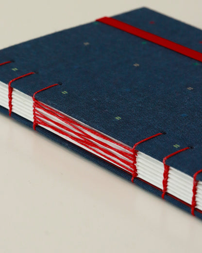 Agendina 2026 blu con pois ricamati colorati (mix copta-francese con elastico)