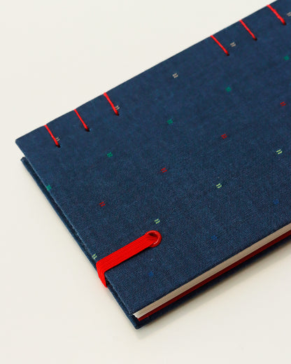 Agendina 2026 blu con pois ricamati colorati (mix copta-francese con elastico)