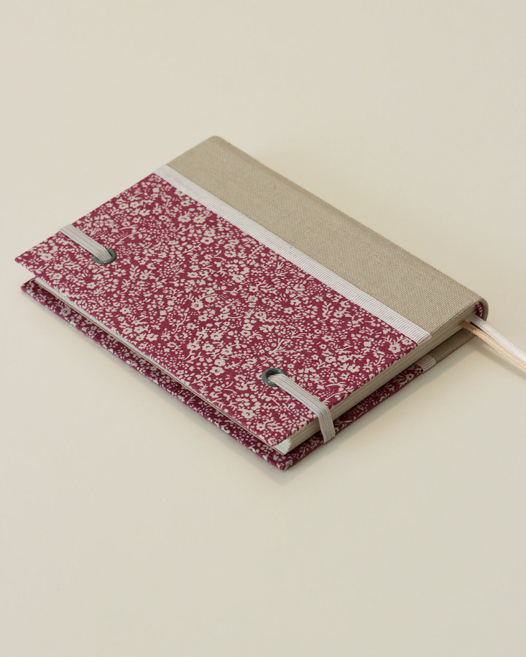 Agendina 2026 floreale viola e grigia (dorso arrotondato con elastico e pagine bianche extra)