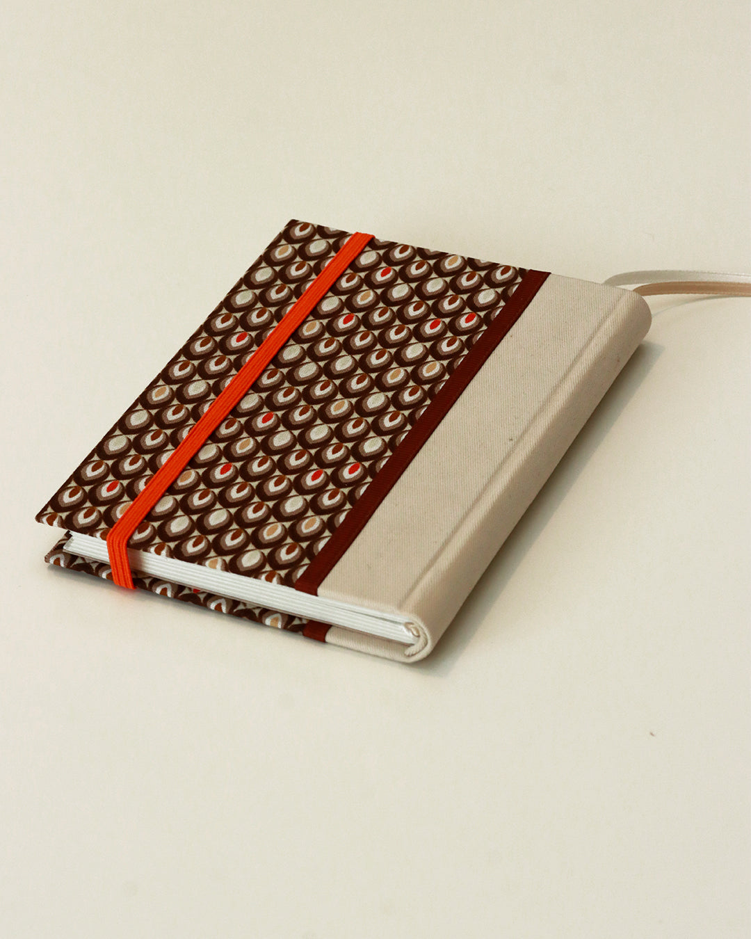 Agendina 2026 foglioline marrone e arancione (dorso arrotondato con elastico e pagine bianche extra)