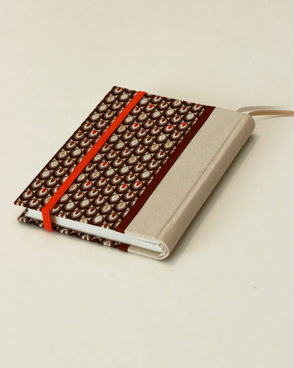 Agendina 2026 foglioline marrone e arancione (dorso arrotondato con elastico e pagine bianche extra)