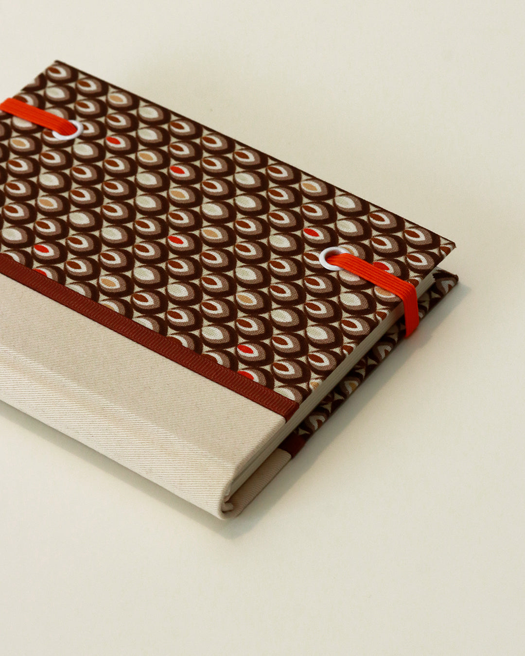 Agendina 2026 foglioline marrone e arancione (dorso arrotondato con elastico e pagine bianche extra)