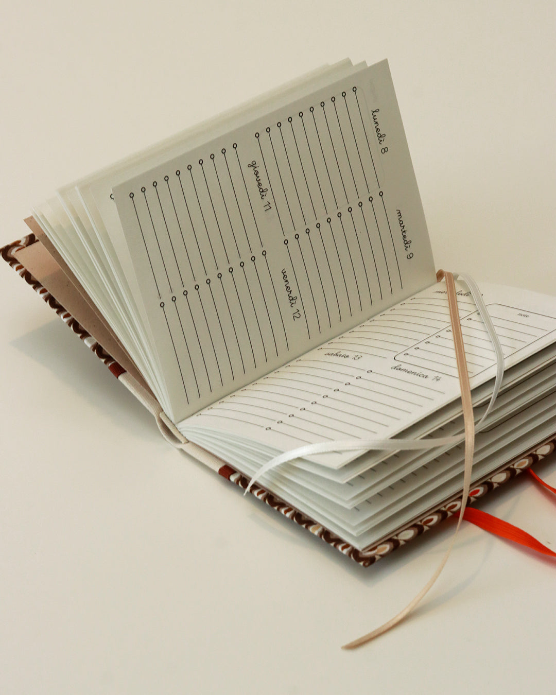 Agendina 2026 foglioline marrone e arancione (dorso arrotondato con elastico e pagine bianche extra)