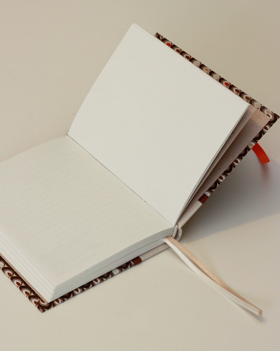 Agendina 2026 foglioline marrone e arancione (dorso arrotondato con elastico e pagine bianche extra)