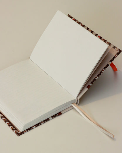 Agendina 2026 foglioline marrone e arancione (dorso arrotondato con elastico e pagine bianche extra)