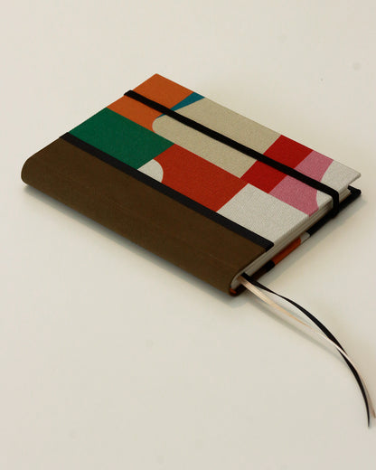 Agendina 2026 figure moderne colorate (dorso arrotondato con elastico e pagine bianche extra)