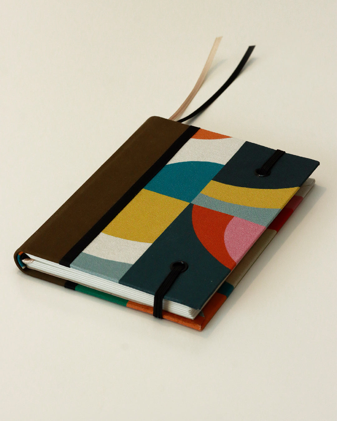 Agendina 2026 figure moderne colorate (dorso arrotondato con elastico e pagine bianche extra)