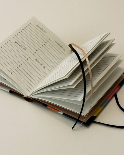 Agendina 2026 figure moderne colorate (dorso arrotondato con elastico e pagine bianche extra)