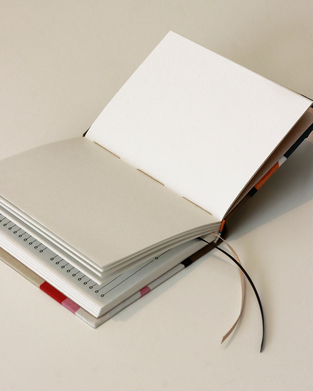 Agendina 2026 figure moderne colorate (dorso arrotondato con elastico e pagine bianche extra)