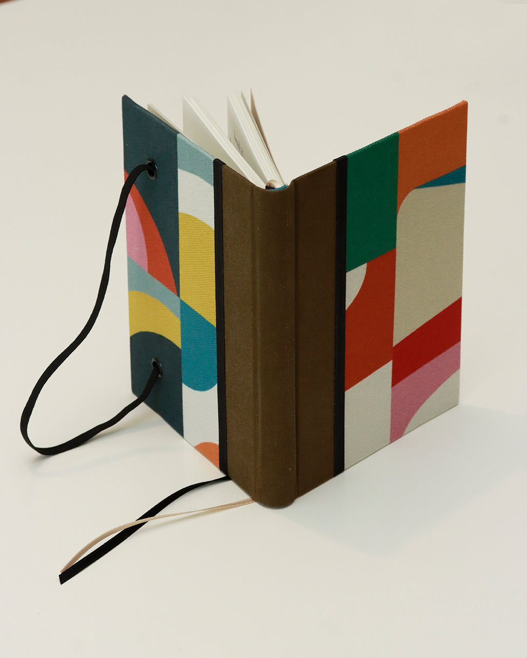 Agendina 2026 figure moderne colorate (dorso arrotondato con elastico e pagine bianche extra)