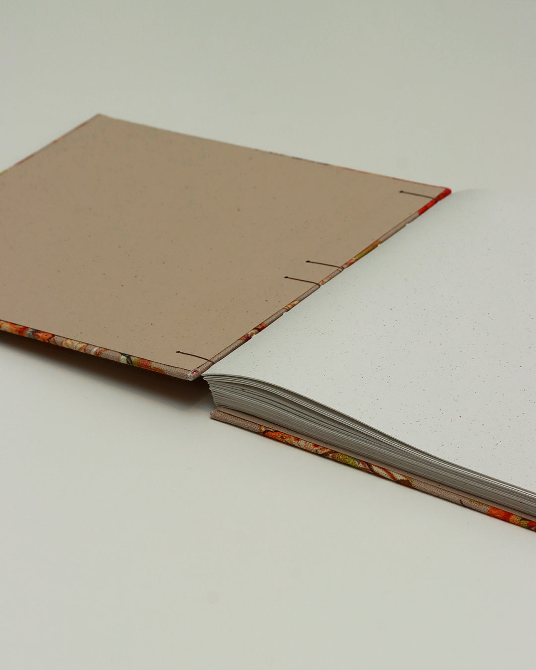 Quaderno guestbook quadrato con carta di birra rivestito con tessuto floreale arabesco