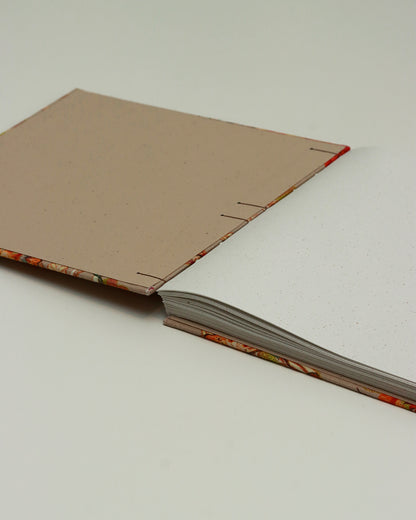Quaderno guestbook quadrato con carta di birra rivestito con tessuto floreale arabesco