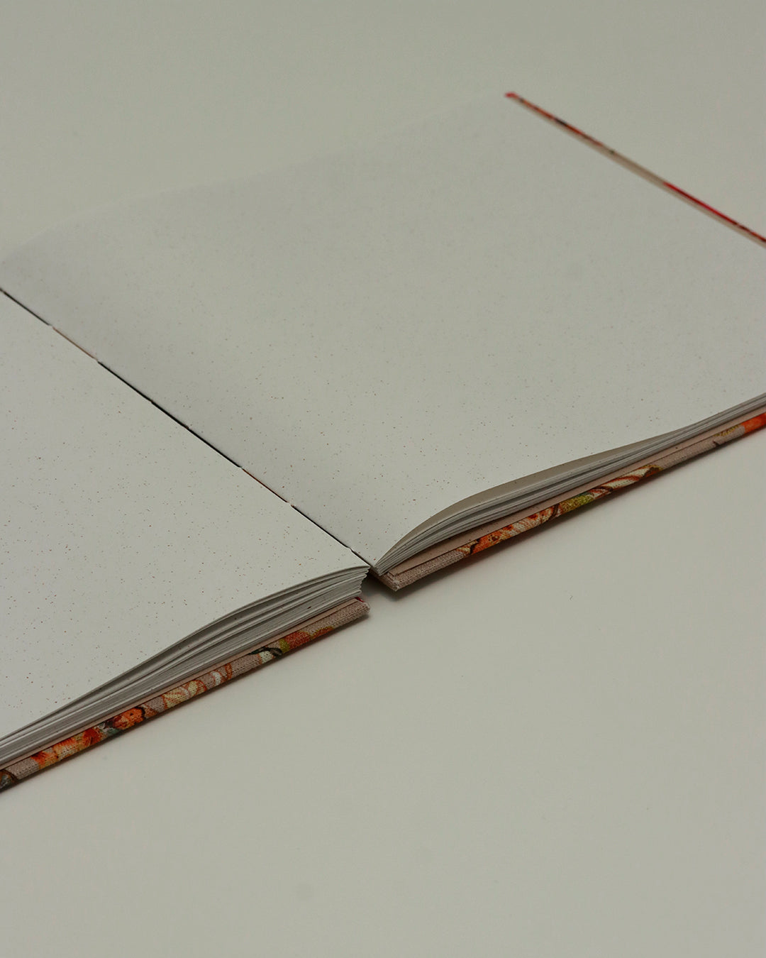 Quaderno guestbook quadrato con carta di birra rivestito con tessuto floreale arabesco