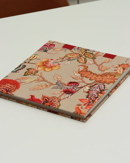 Quaderno guestbook quadrato con carta di birra rivestito con tessuto floreale arabesco