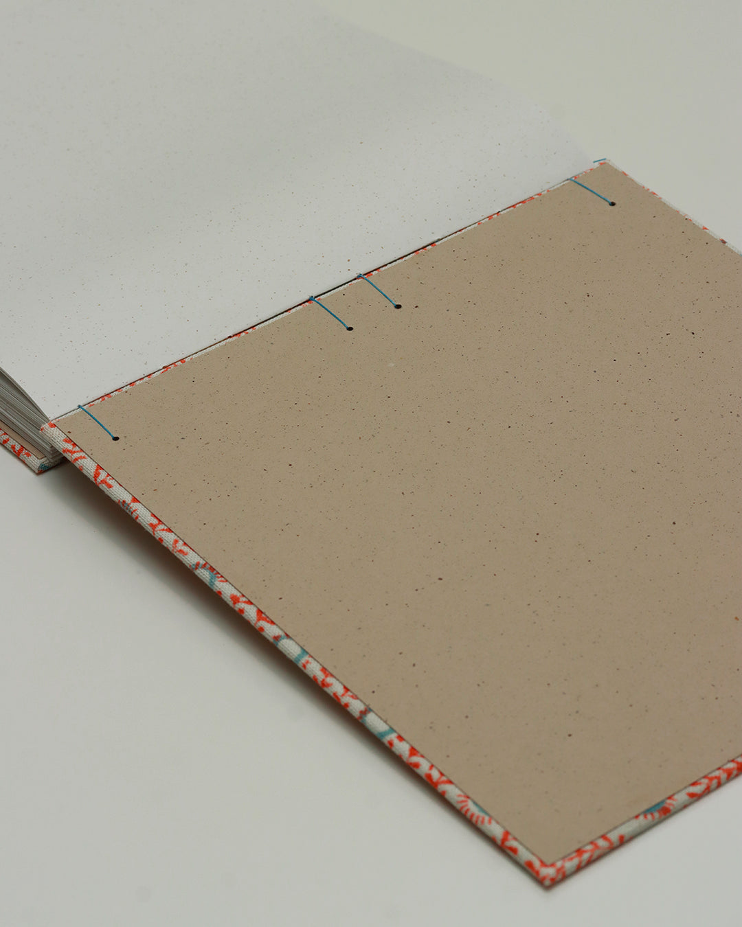 Quaderno guestbook quadrato con carta di birra rivestito con tessuto stampato corallo e azzurro
