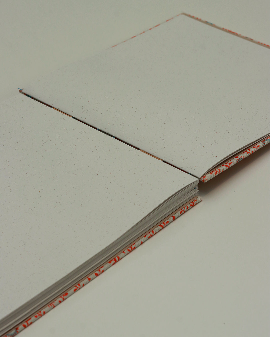 Quaderno guestbook quadrato con carta di birra rivestito con tessuto stampato corallo e azzurro