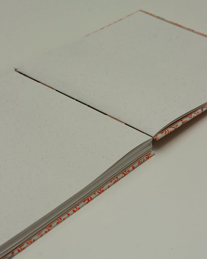 Quaderno guestbook quadrato con carta di birra rivestito con tessuto stampato corallo e azzurro