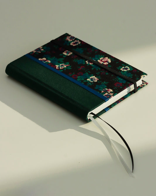 Agendina 2026 passiflore su sfondo nero (dorso arrotondato con elastico e pagine bianche extra)