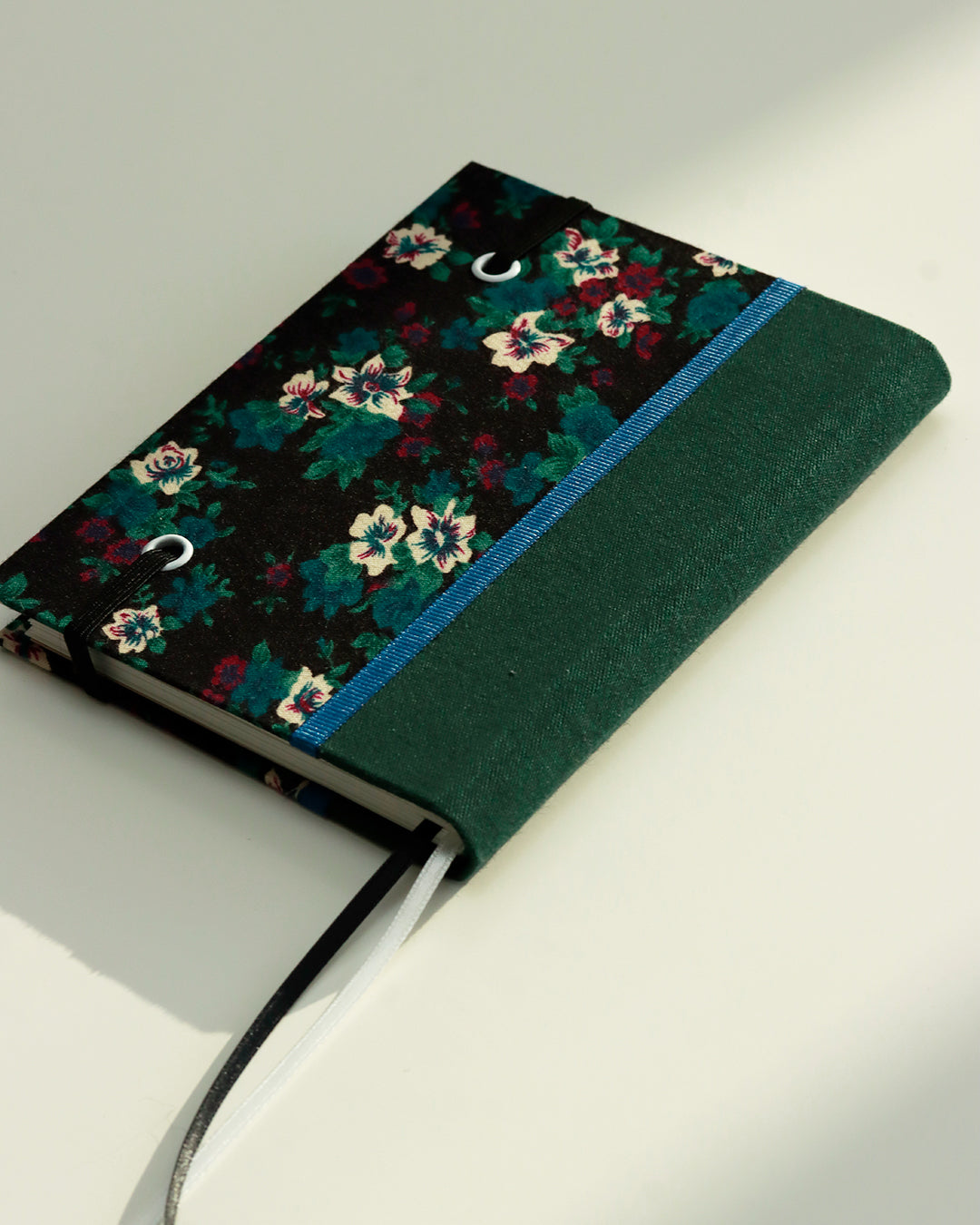 Agendina 2026 passiflore su sfondo nero (dorso arrotondato con elastico e pagine bianche extra)