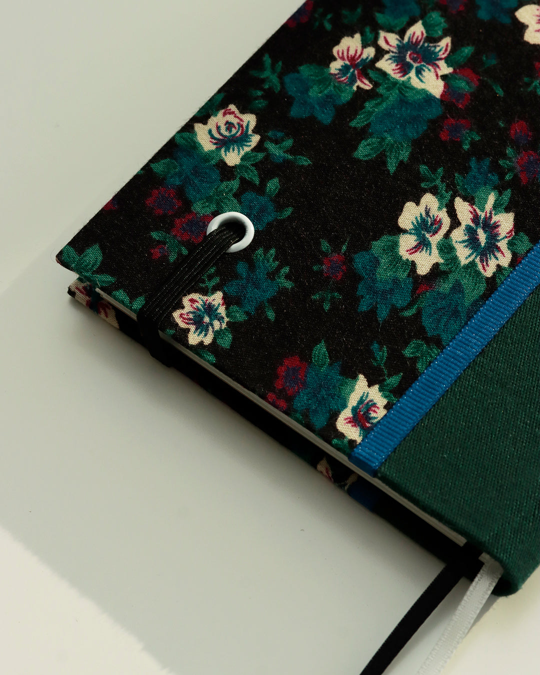 Agendina 2026 passiflore su sfondo nero (dorso arrotondato con elastico e pagine bianche extra)