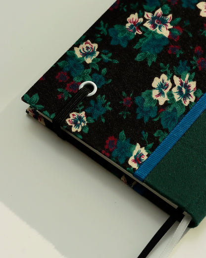 Agendina 2026 passiflore su sfondo nero (dorso arrotondato con elastico e pagine bianche extra)