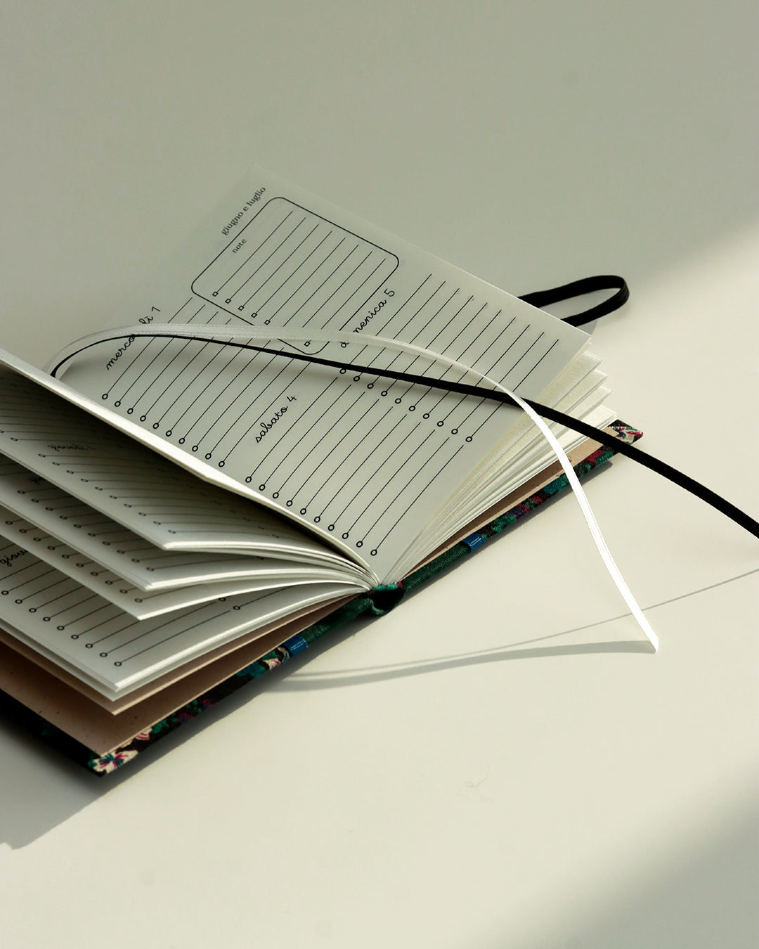 Agendina 2026 passiflore su sfondo nero (dorso arrotondato con elastico e pagine bianche extra)