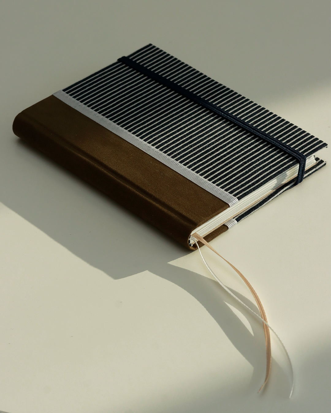 Agendina 2026 rigata (dorso arrotondato con elastico e pagine bianche extra)