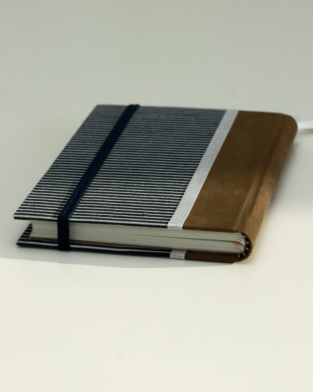 Agendina 2026 rigata (dorso arrotondato con elastico e pagine bianche extra)