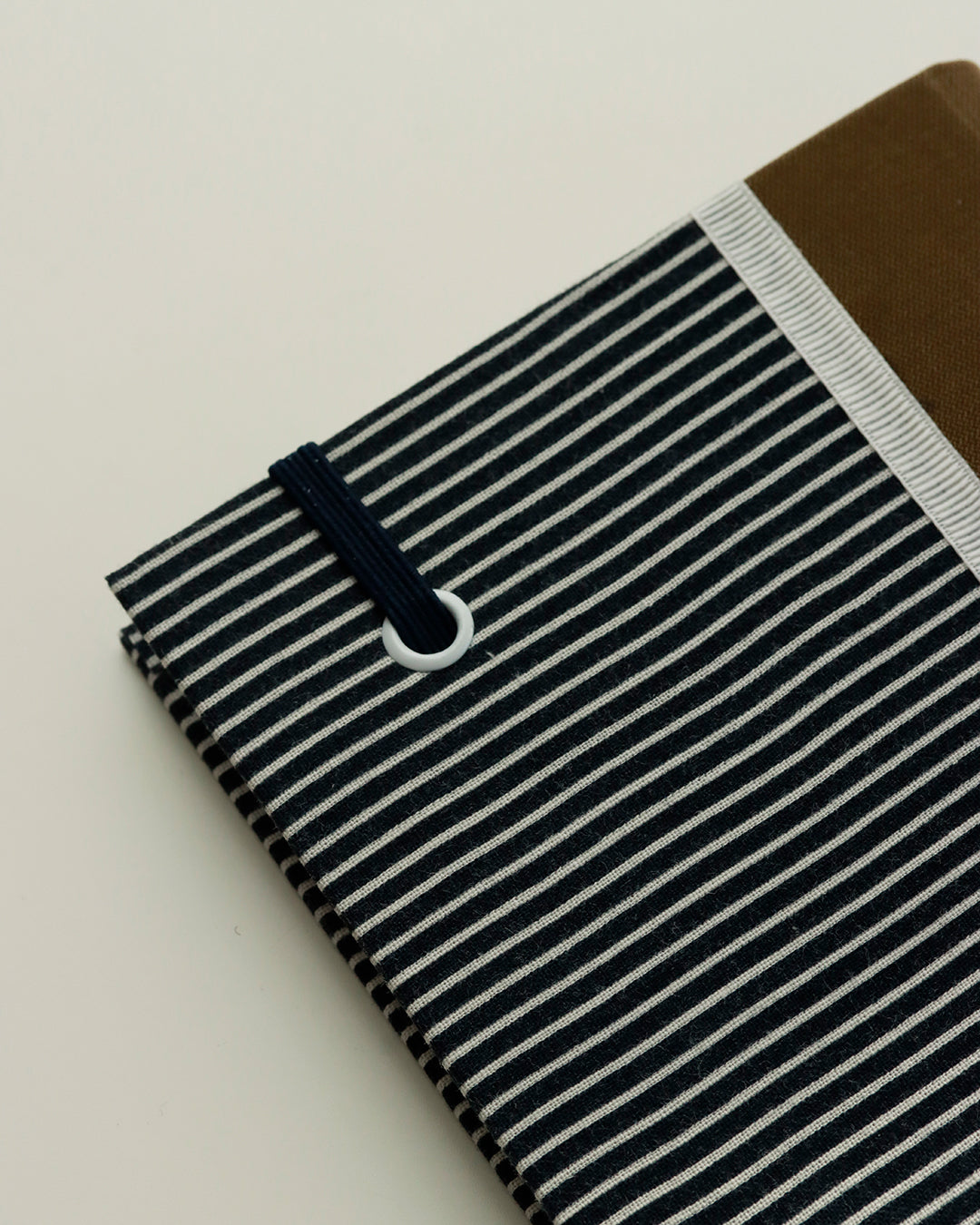 Agendina 2026 rigata (dorso arrotondato con elastico e pagine bianche extra)