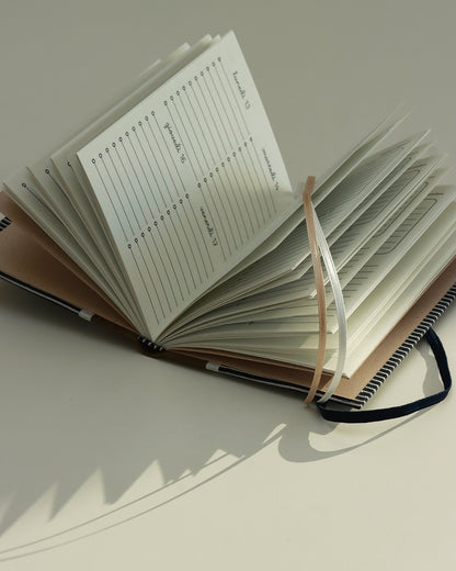 Agendina 2026 rigata (dorso arrotondato con elastico e pagine bianche extra)