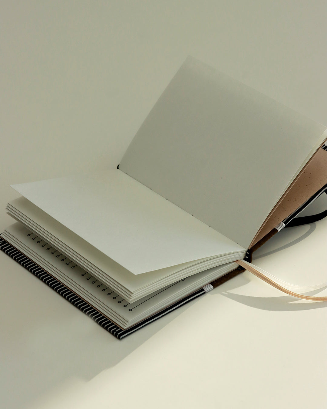 Agendina 2026 rigata (dorso arrotondato con elastico e pagine bianche extra)