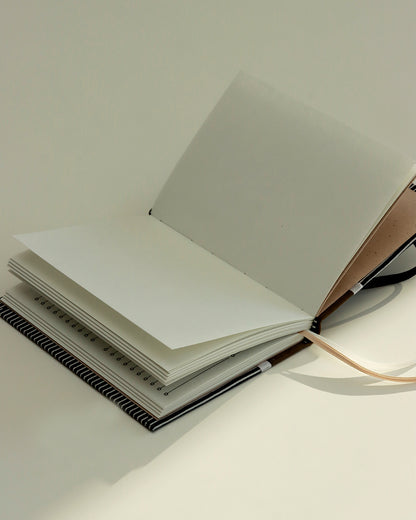 Agendina 2026 rigata (dorso arrotondato con elastico e pagine bianche extra)