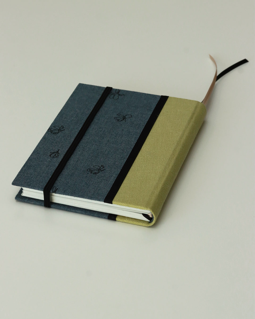 Agendina 2026 magnolie (dorso arrotondato con elastico, busta e pagine bianche extra)