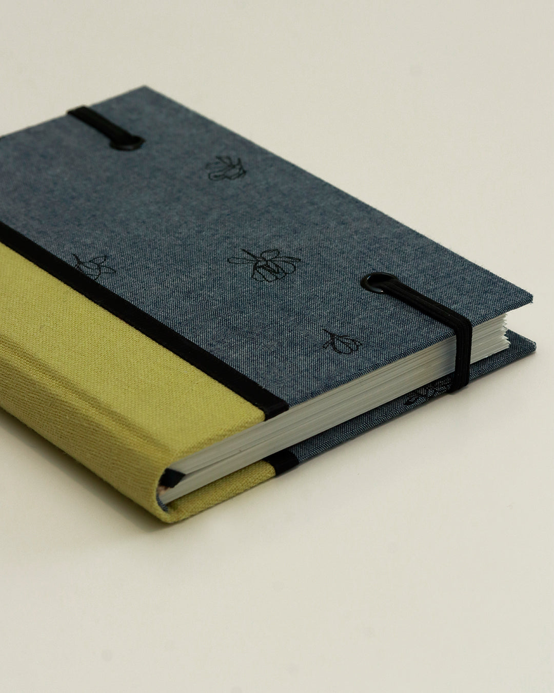 Agendina 2026 magnolie (dorso arrotondato con elastico, busta e pagine bianche extra)