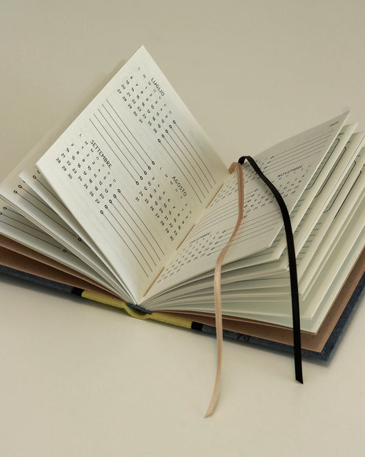 Agendina 2026 magnolie (dorso arrotondato con elastico, busta e pagine bianche extra)