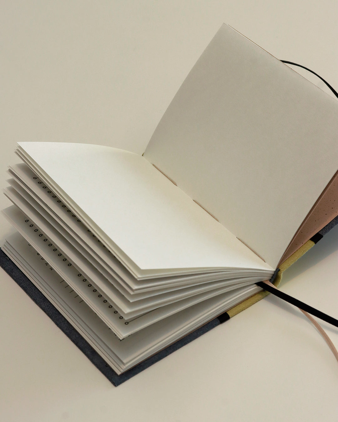 Agendina 2026 magnolie (dorso arrotondato con elastico, busta e pagine bianche extra)