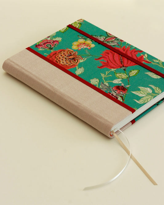 Agenda 2026 floreale arabesca azzurra (dorso arrotondato con elastico)