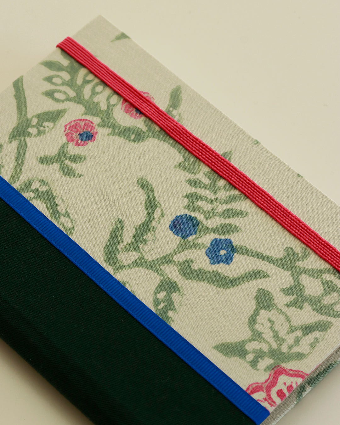 Agendina 2026 floreale verde con uccellino (dorso arrotondato con elastico e pagine bianche extra)