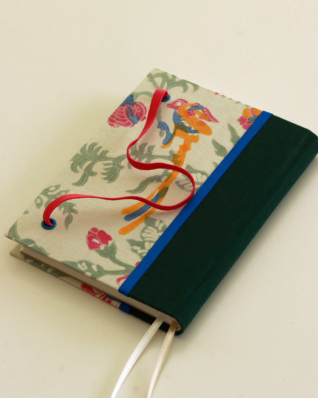 Agendina 2026 floreale verde con uccellino (dorso arrotondato con elastico e pagine bianche extra)