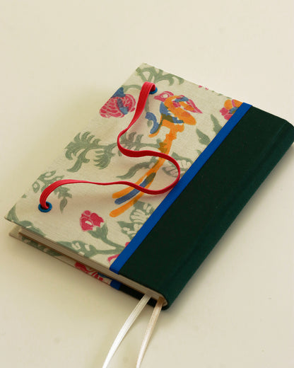 Agendina 2026 floreale verde con uccellino (dorso arrotondato con elastico e pagine bianche extra)