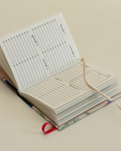 Agendina 2026 floreale verde con uccellino (dorso arrotondato con elastico e pagine bianche extra)