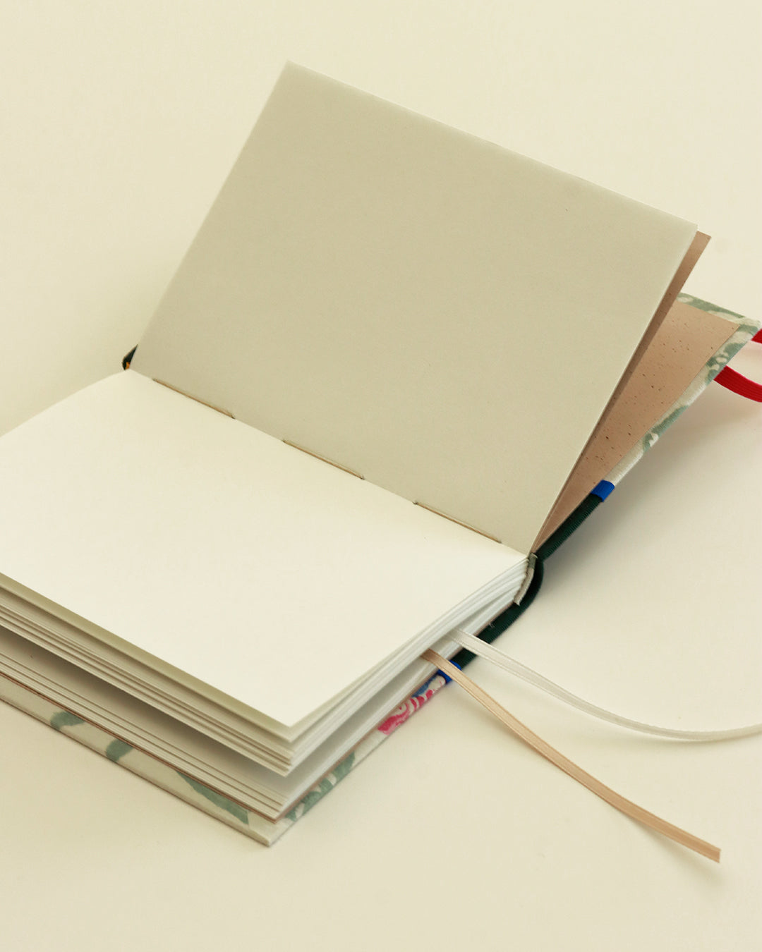 Agendina 2026 floreale verde con uccellino (dorso arrotondato con elastico e pagine bianche extra)