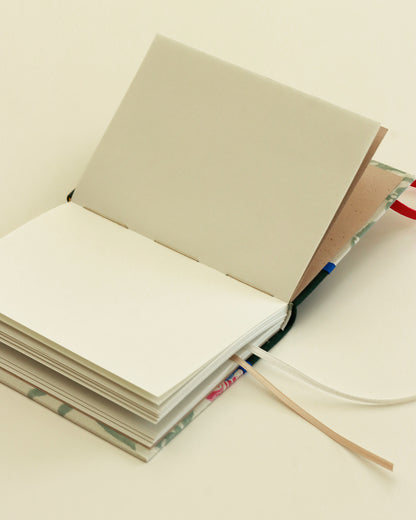 Agendina 2026 floreale verde con uccellino (dorso arrotondato con elastico e pagine bianche extra)