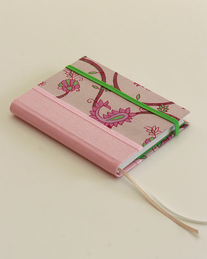 Agendina 2026 fantasia paisley rosa e verde (dorso arrotondato con elastico, busta e pagine bianche extra)